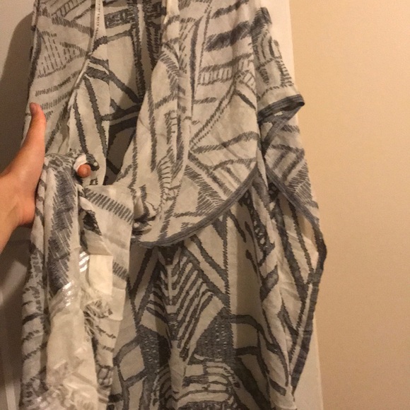 Light shoulder sitting sweater - Picture 3 of 6